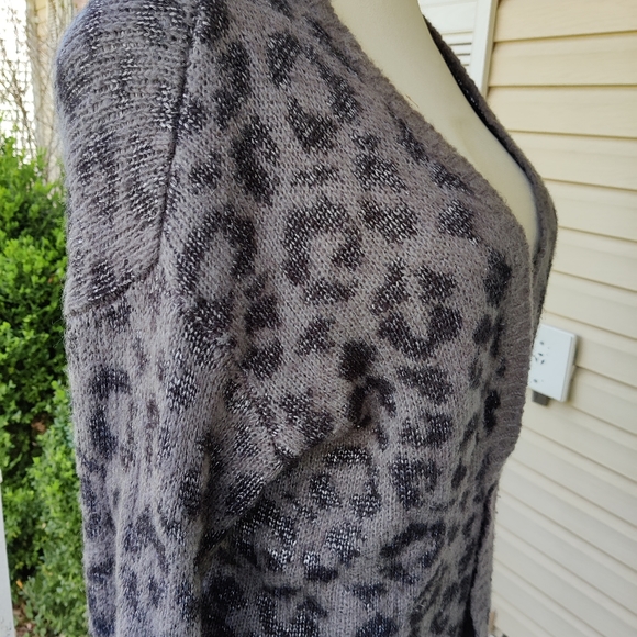 🤩BOGO FREE🤩 H & M Gray & Black Leopard Cheetah Print Cardigan - Picture 4 of 7